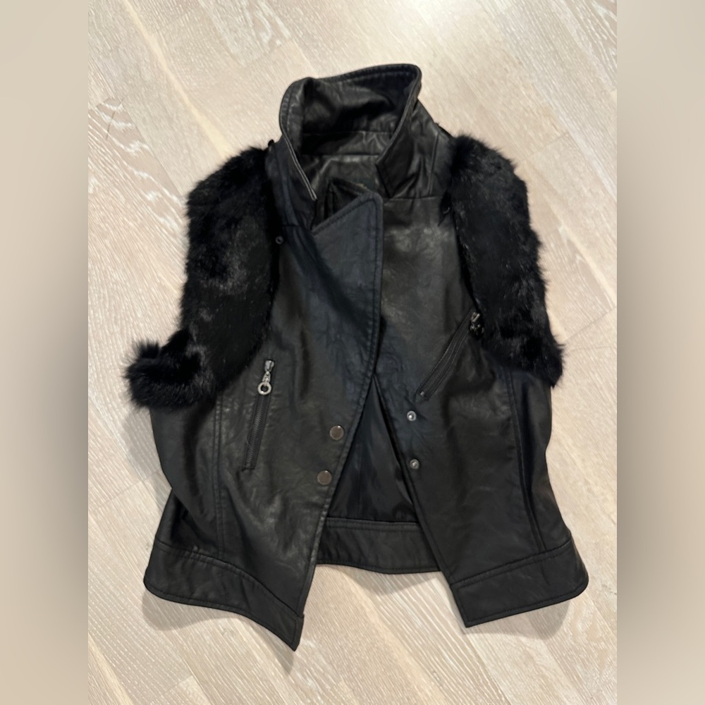 Leather vest with rabbit fur